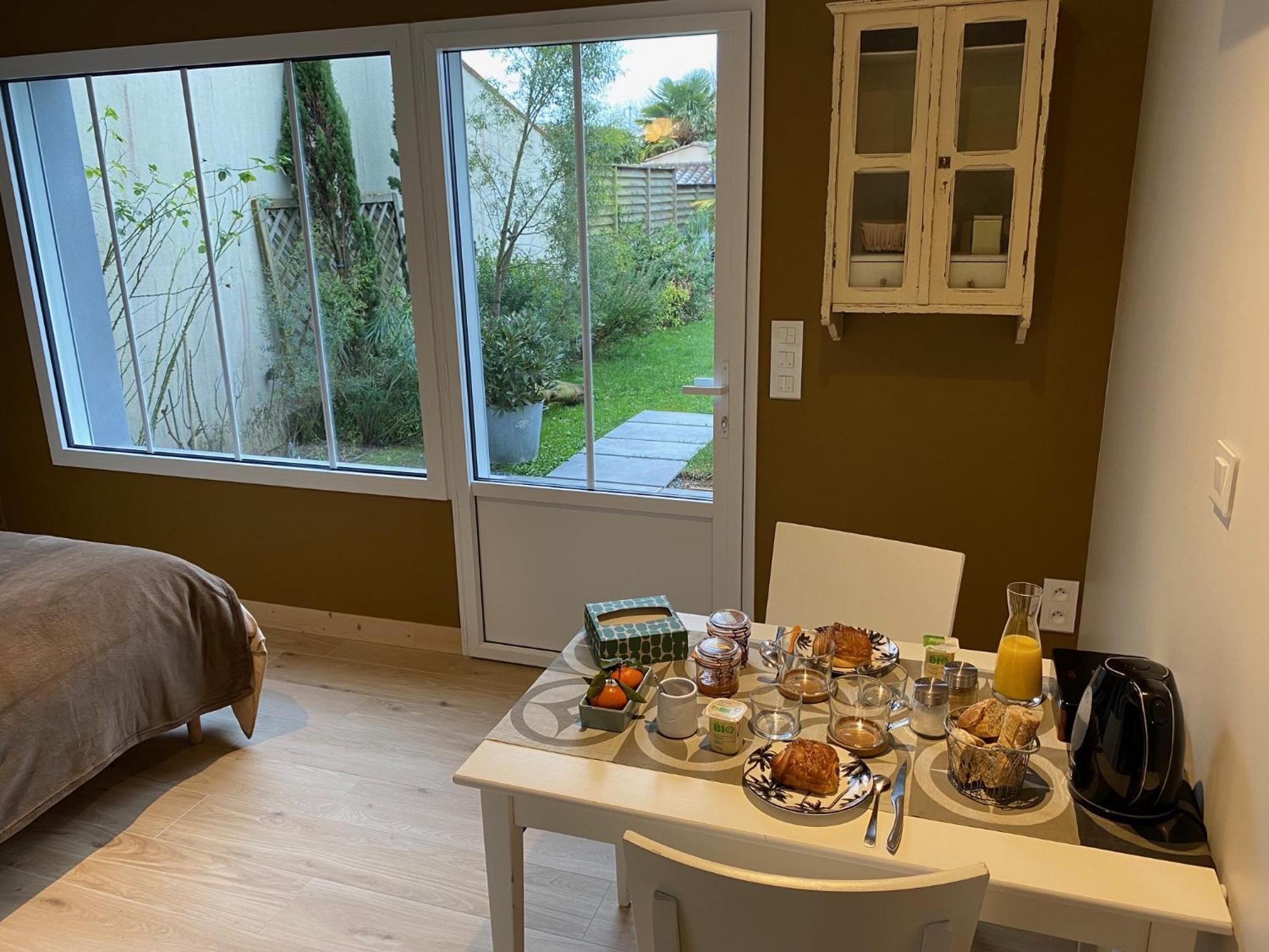 Maison M, Chambre Privee Acces Jardin Piscine Et Jacuzzi Pres De La Rochelle La Rochelle  Pokój zdjęcie